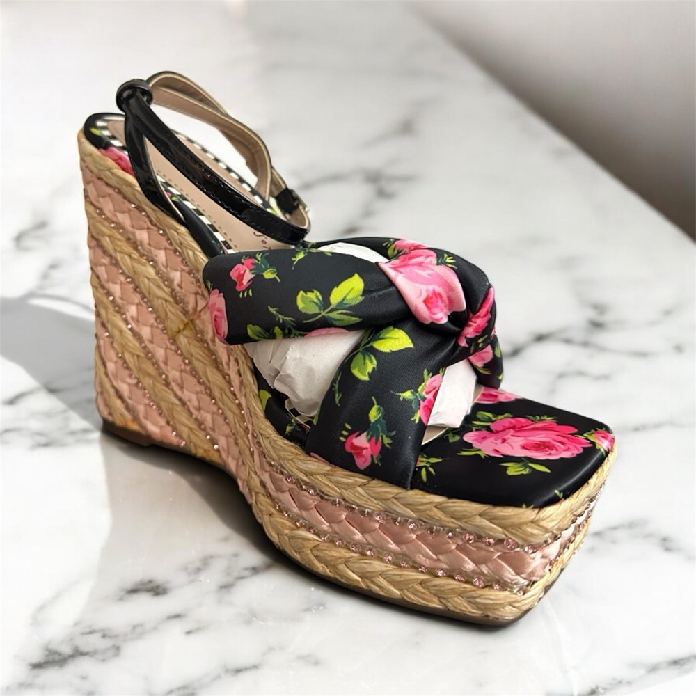 *NEW IN BOX* Betsey Johnson Pansie Wedges - Picture 2 of 3